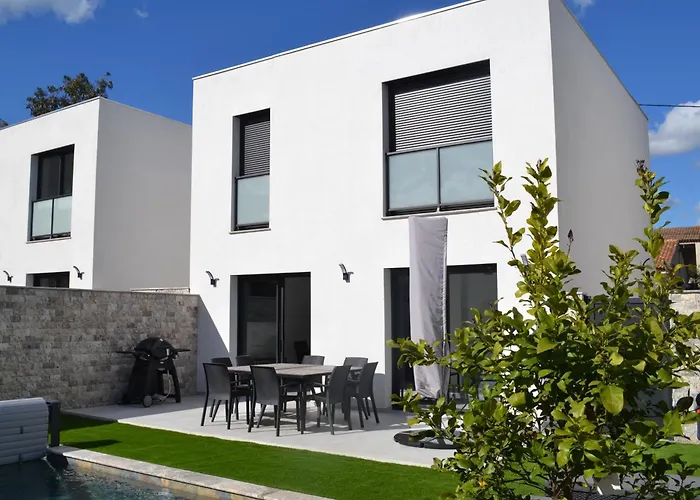 Etoile Du Berger Saint Aygulf 3 Villas Et 4 Appartements Jardin Individuel Et Piscine Chauffee En Saison - La Mer Et Les Plages 450 M